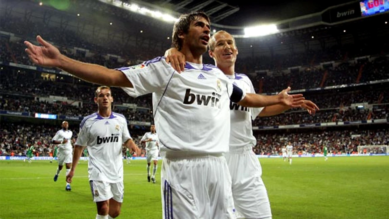 Jucătorii lui Real Madrid poartă tricouri pe care e scris numele bwin