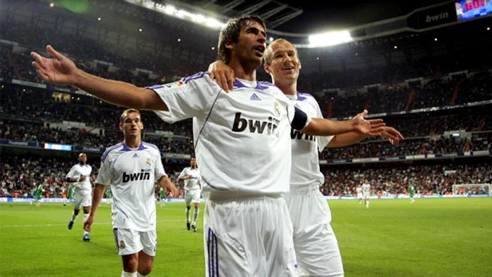 
    Jucătorii lui Real Madrid poartă tricouri pe care e scris numele bwin  