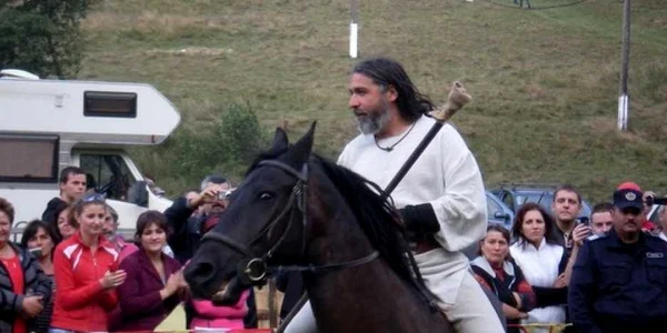 Dac-fest este unul dintre festivalurile inedite organizate în județul Hunedoara. 