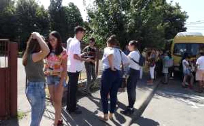 Elevii care au susţinut proba la matematică discută pe marginea subiectelor FOTO Alexandra Georgescu