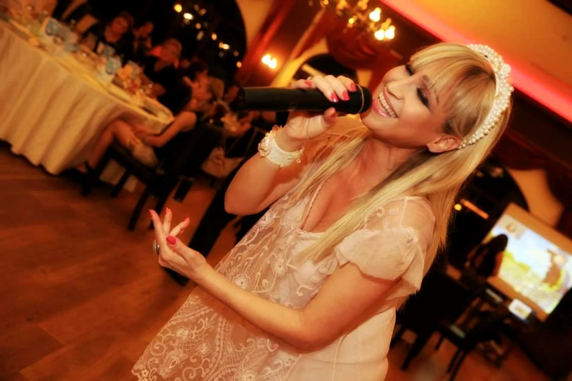 Simona Florescu este invitată să cânte la petreceri private