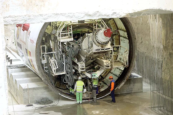 Gigantul utilaj este folosit ca să foreze galeriile la Magistrala 5