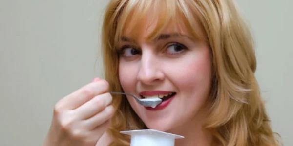 Un iaurt zilnic menţine echilibrul florei intestinale