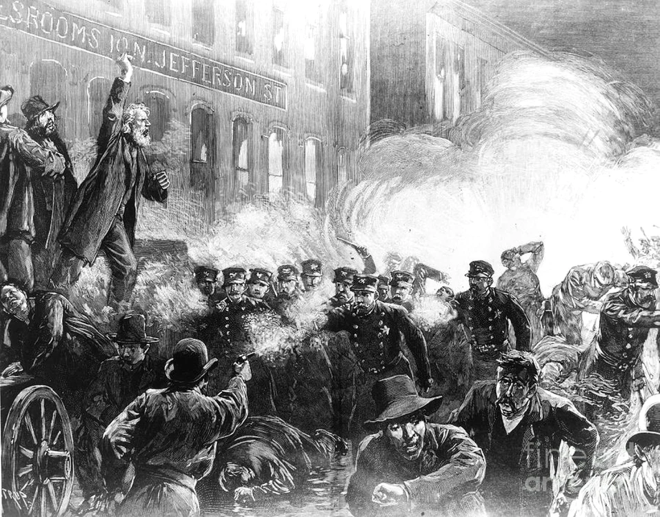 Curiozităţi despre luna mai. Ilustrarea momentului în care un manifestant din Piaţa Haymarket, în timpul revoltei din Chicago (1886), a aruncat o bombă spre poliţiştii chemaţi să ţină lucrurile spre control. Nu mai puţin de 66 de poliţişti au fost răniţi, iar şapte dintre aceştia au murit la scurt timp de la incident. FOTO gycl.wordpress.com