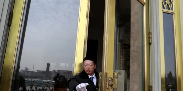 Oficial chinez protejand o institutie a statului FOTO EPA-EFE