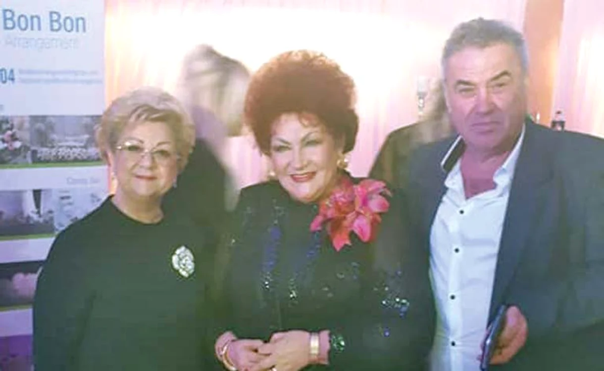 
    Elena Merişoreanu, încadrată de părinţii  fetelor de la Bambi  