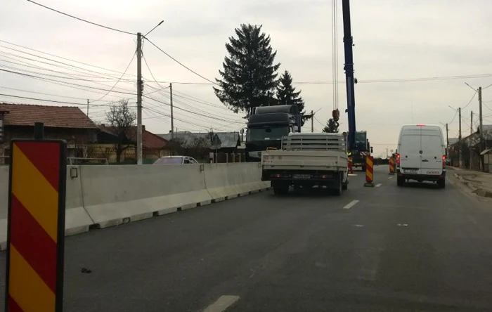 În martie, o firmă din Prahova a montat din bani proprii separatoare de sens la Băneşti. FOTO Adevărul Ploieşti