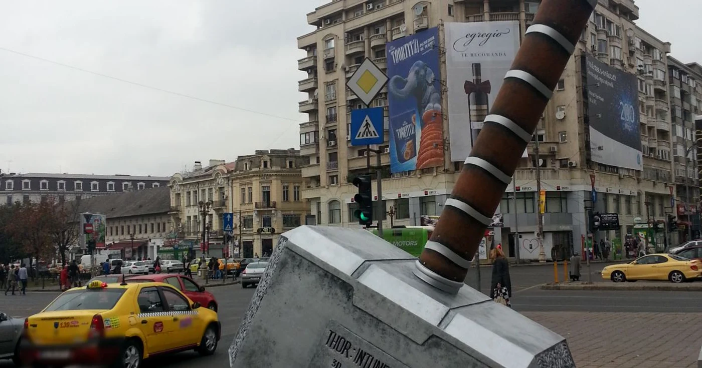 Ciocanul a fost instalat în Piaţa Unirii din Bucureşti