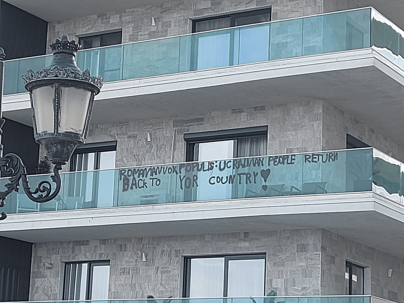 Mesajul unui constănțean la adresa refugiaților ucraineni. Ce a scris pe geamurile unui balcon 