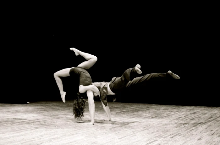 Duo Flame îmbină gimnastica şi baletul cu dansul clasic FOTO Syeber.com