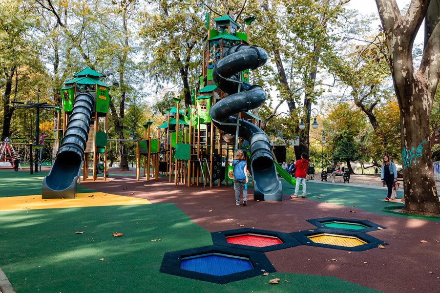 Nicuşor Dan anunţă înlocuirea totală a echipamentelor din 15 locuri de joacă şi de fitness. Cheltuielile se ridică la 35 milioane lei FOTO