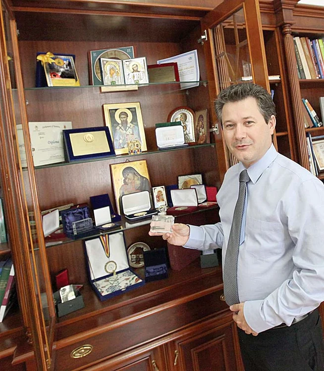 Mihnea Costoiu are  şi multe icoane în birou
