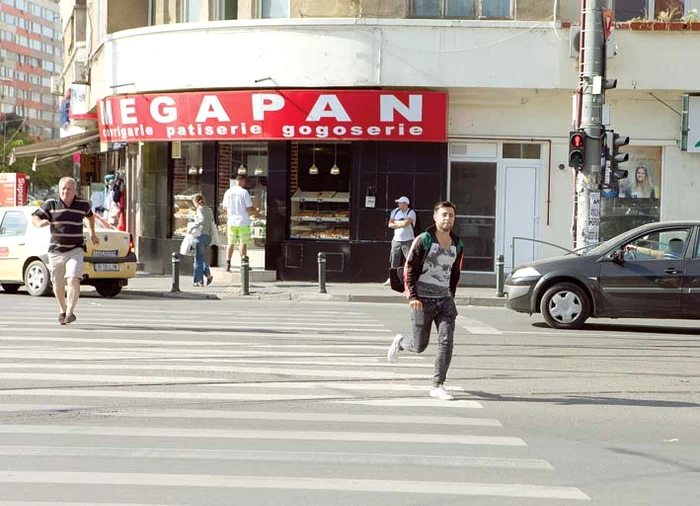 
    Bd. Lacul Tei: Andreea şi Adelina sunt nemulţumite că trotuarul este blocat cu maşiniFoto: Florin Şuler   