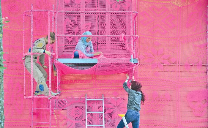 Toate faţadele au fost acoperite cu modele florale şi geometrice