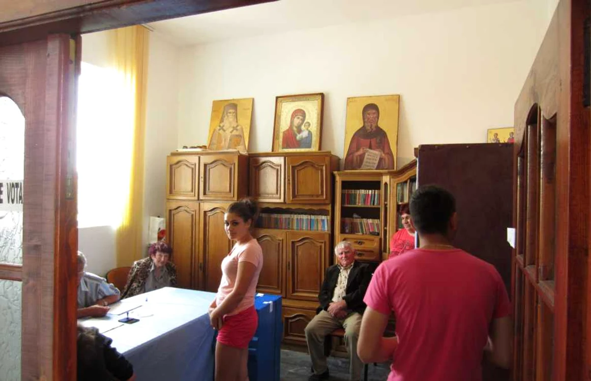 Secţie de votare din Dobreşti, satul natal al Patriarhului Daniel FOTO Daniel Dancea