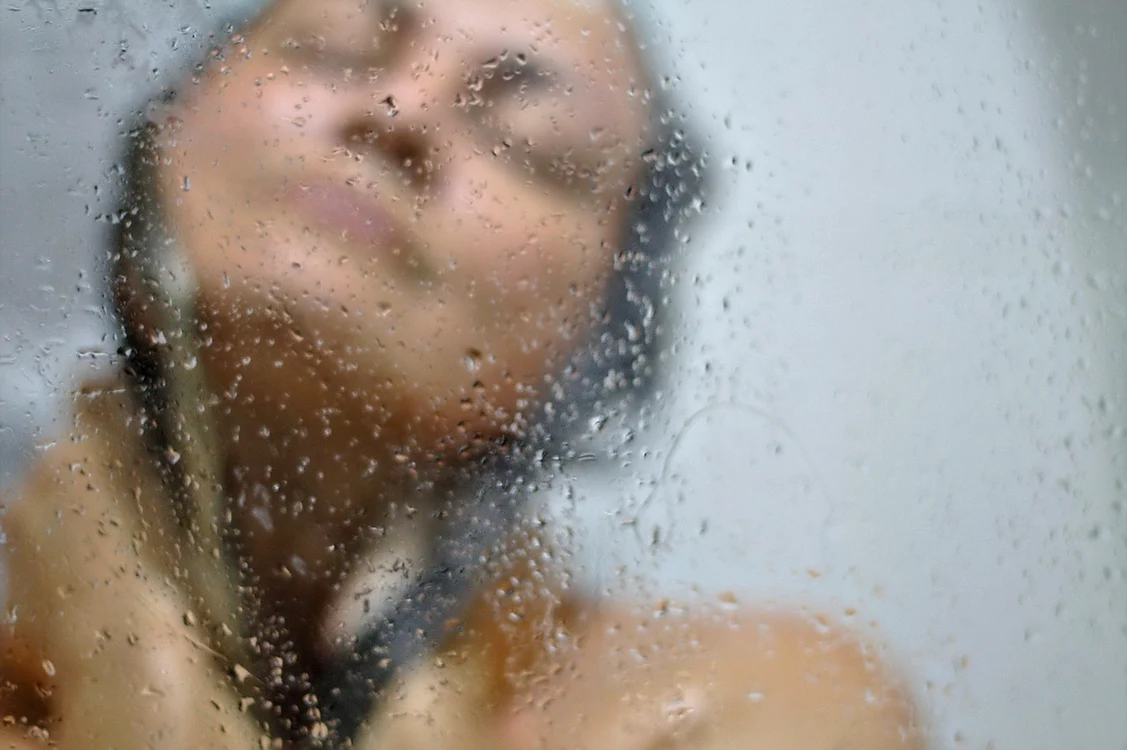 Persoană care face duș. Foto: Pixabay 