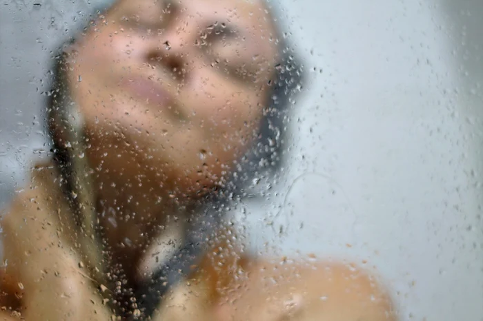 Persoană care face duș. Foto: Pixabay 