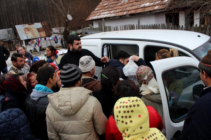 Moş Crăciun le-a adus rudarilor din Galbenu mâncare, jucării şi dulciuri
