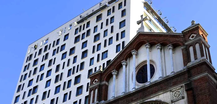 Cathedral Plaza este construită în coasta Catedralei Sfântul Iosif. FOTO Mediafax