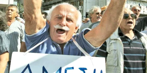 Pensionarii greci au acceptat cu greu programele de austeritate, dar acestea vor continua