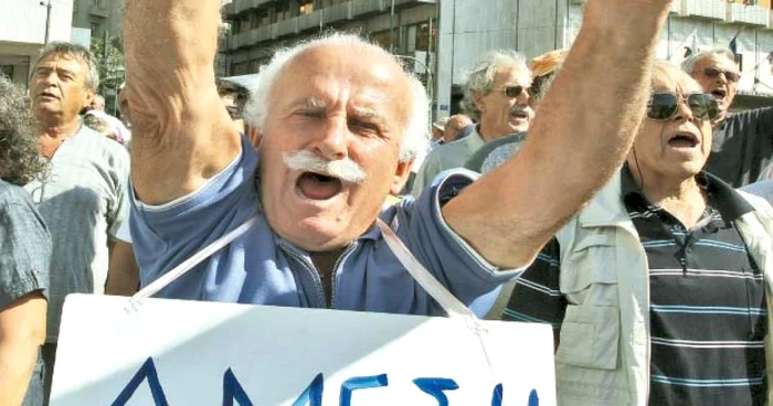 Pensionarii greci au acceptat cu greu programele  de austeritate, dar acestea vor continua  