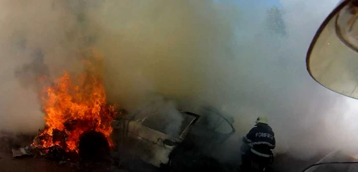 Maşina care a luat foc la Todireşti. FOTO ISU Suceava