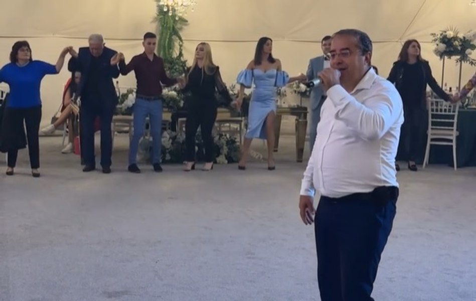 Soți-muzicanți care conduc o școală au intrat în concediu medical când au auzit că vor fi verificați. Au cântat însă la o nuntă VIDEO 