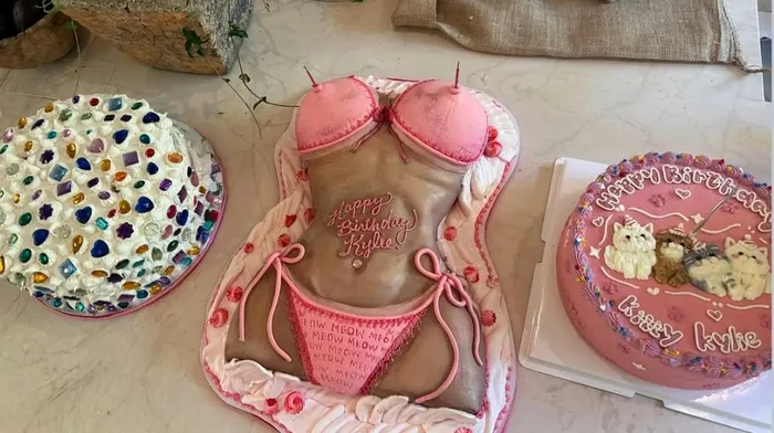 Torturile lui Kylie Jenner (Foto: Instagram)