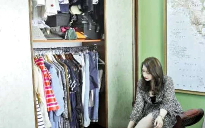 În biroul cu mobilă colonială şi căptuşit cu piele, ce arată ca un imens cufăr, Ioana şi-a amenajat un dressing generos