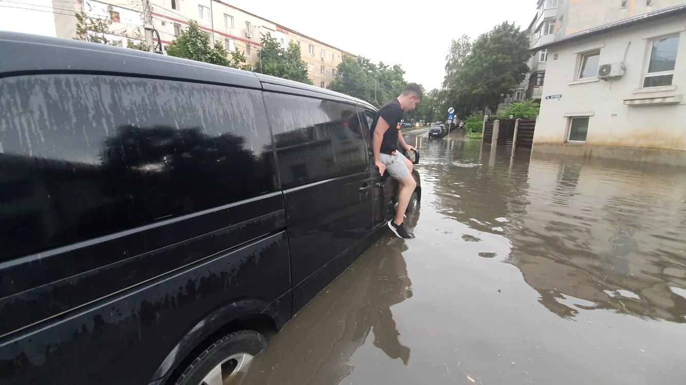 
    Captiv în mașină, tânărul a ales să iasă pe geamFoto: ISU Botoșani  
