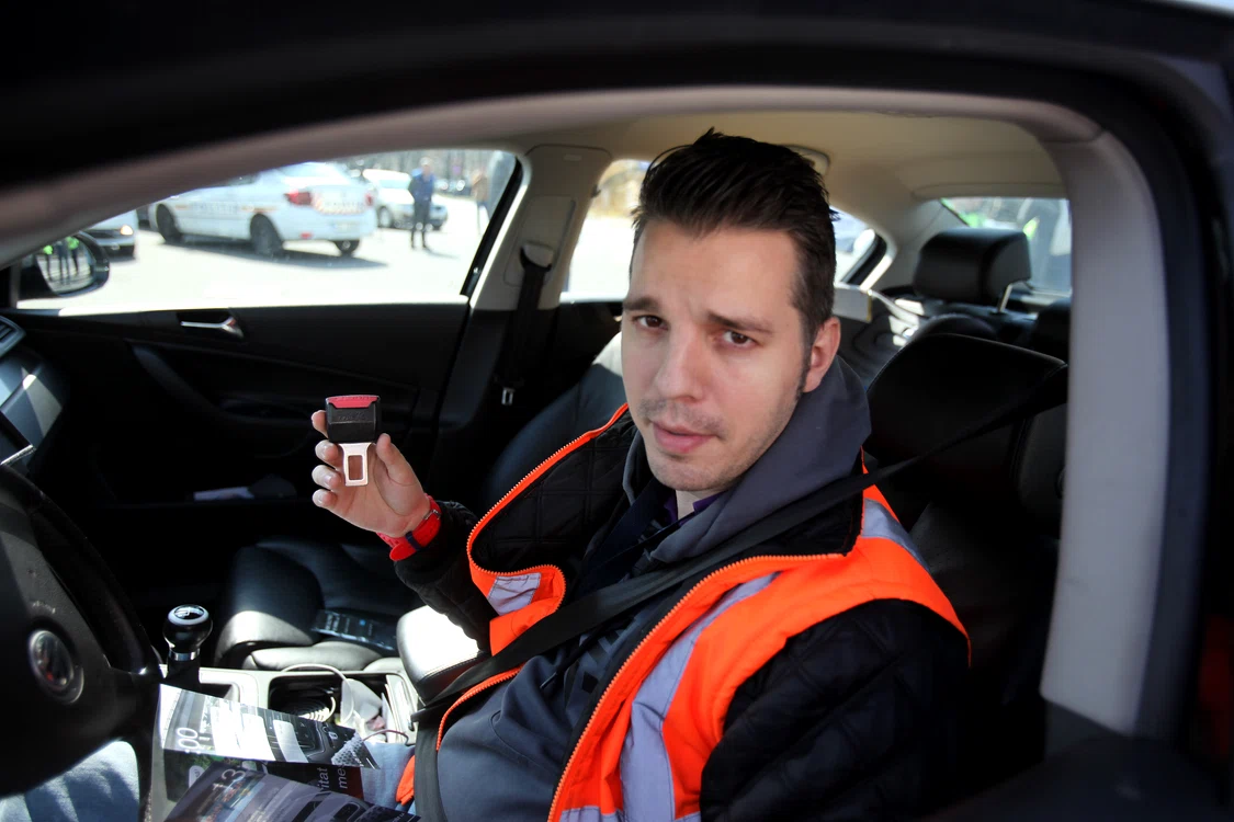 Cătălin și-a pus centura de siguranță după ce l-a apostrofat polițistul, dar le-a arătat reporterilor Click! că de obicei fentează dispozitivul cu un sistem care îl oprește din piuit