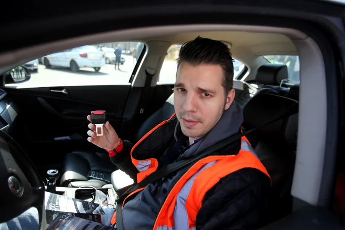 Cătălin și-a pus centura de siguranță după ce l-a apostrofat polițistul, dar le-a arătat reporterilor Click! că de obicei fentează dispozitivul cu un sistem care îl oprește din piuit