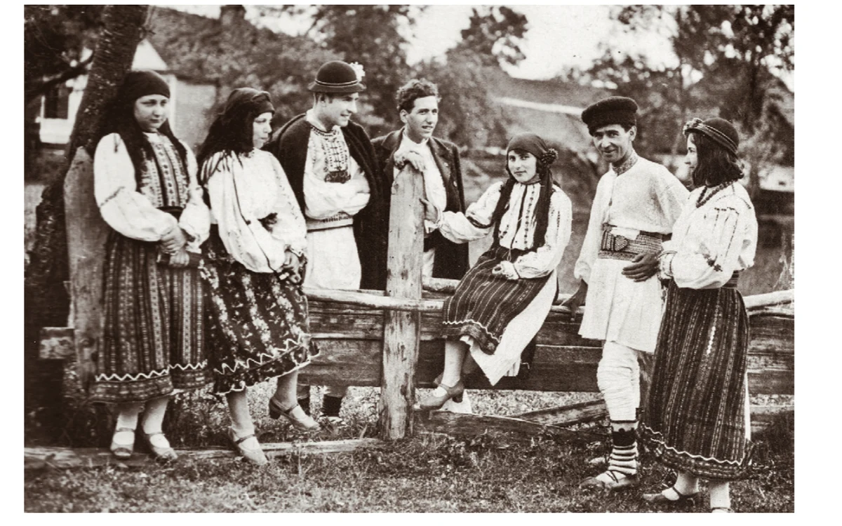 Țărani înmbrăcați în costume populare