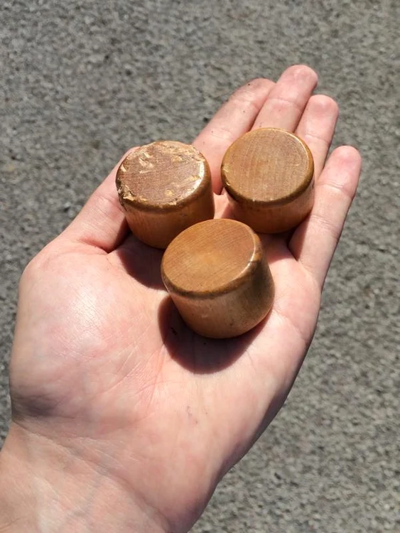 Gloanţele din lemn masiv, găsite pe stradă de jurnalişti