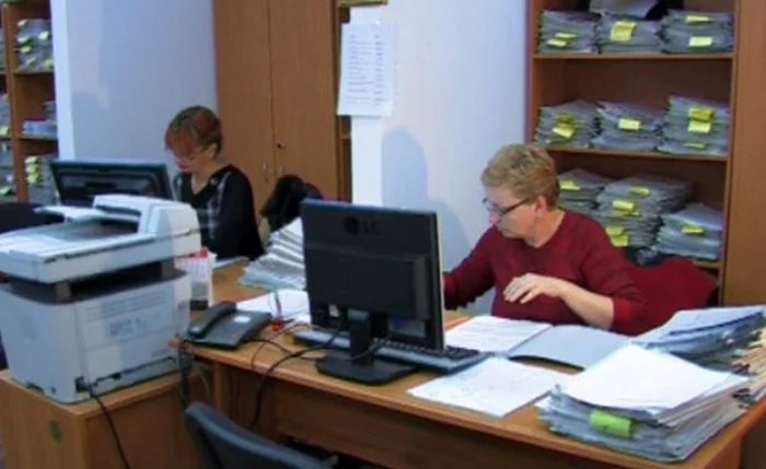 Angajaţii se plâng de condiţiile proaste din sediu