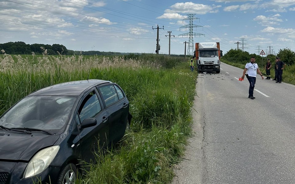 Trei mașini s-au ciocnit pe DJ 677, un copil de 12 ani a fost rănit. Traficul a fost reluat după mai bine de o oră UPDATE