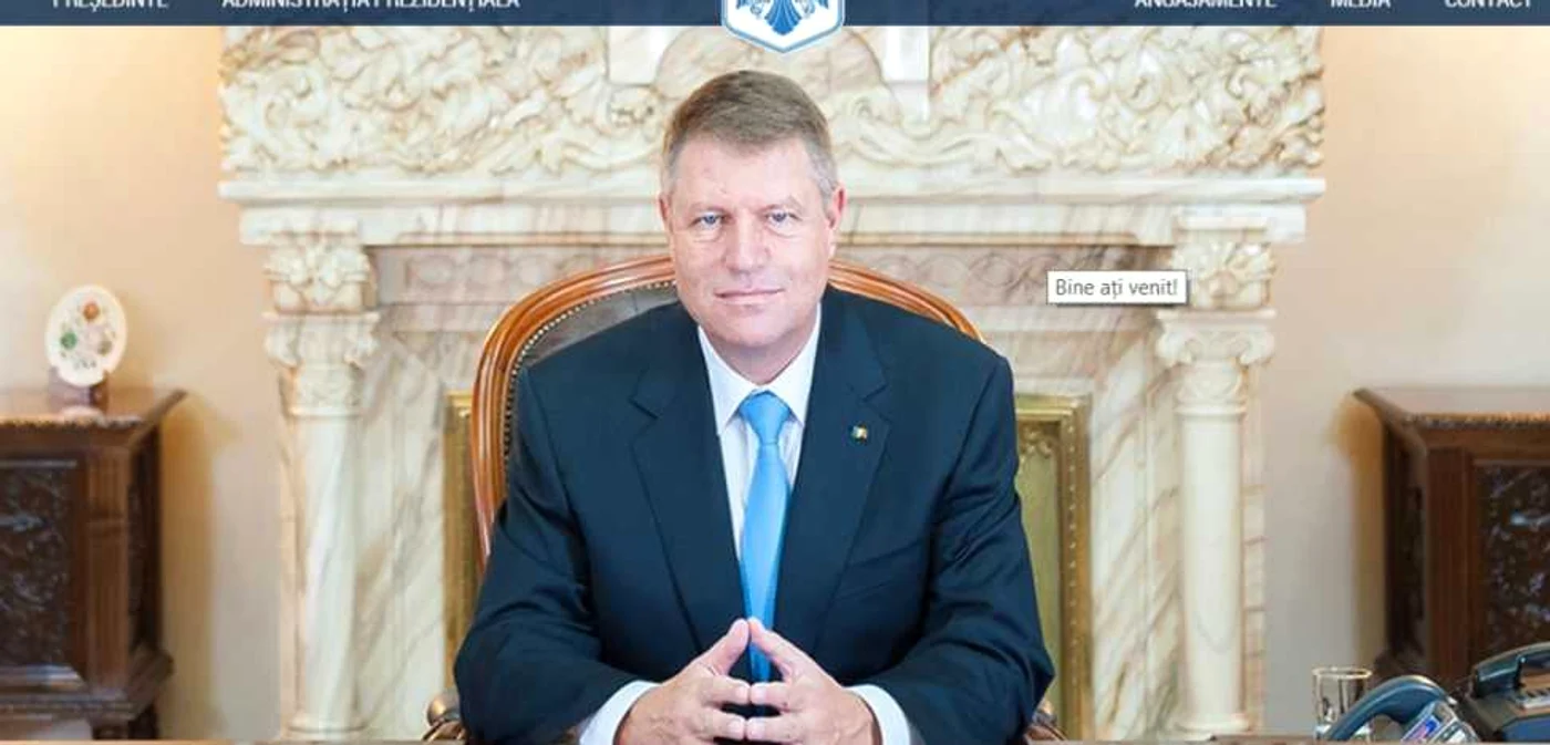 Klaus Iohannis zâmbeşte, pe prima pagină a site-ului, dar nu e de zâmbit.