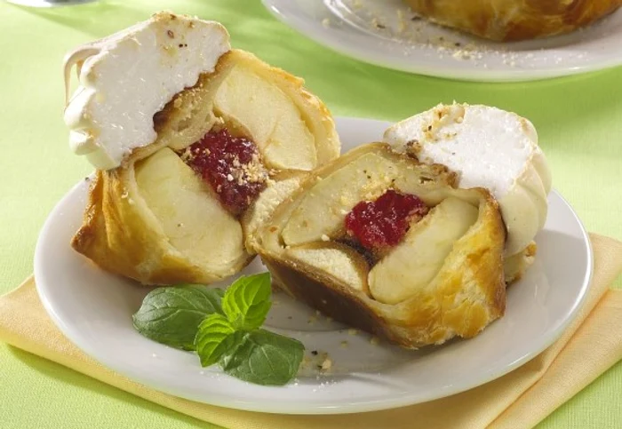 
    Un altfel de mere la cuptor, de data acesta mult mai dulci deoarece sunt umplute cu gemclickpoftabuna.ro  