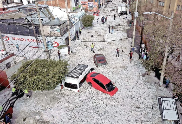 MEXIC. Gheaţa a înghiţit maşinile pe străzi