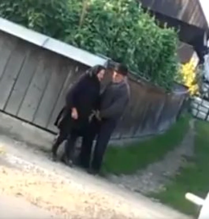 Cei doi bătrânei sunt cuprinşi de pofte în coltul ulitei