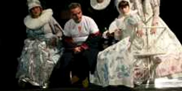 Actorii Teatrului Odeon jocă patru parodii puse în scenă după un singur pretext