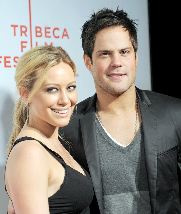 Hilary Duff &amp; Mike Comrie. Duff îl are ca strămoş pe regele Edward al III-lea. Copilul lor, Luca, e văr de gradul 19 cu bebeluşii regali