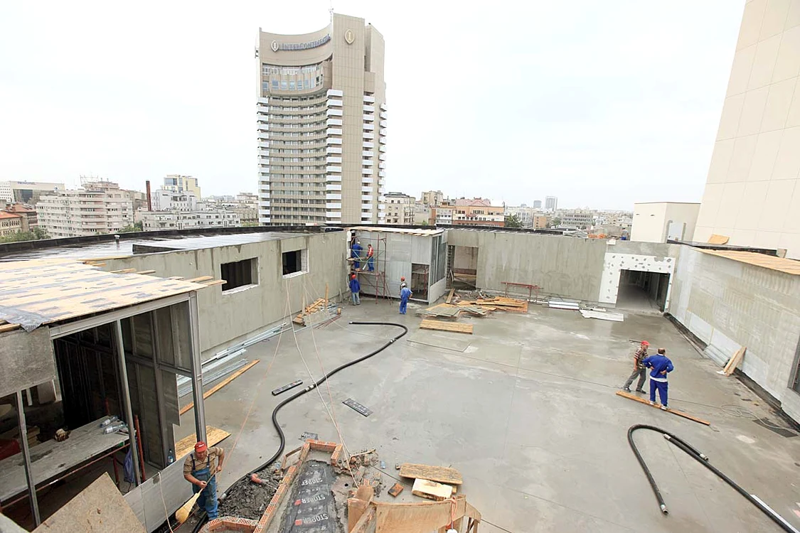
    La subsolul Teatrului Naţional va fi un club al actorilor unde se doreşte amenajarea unei piste de bowling  