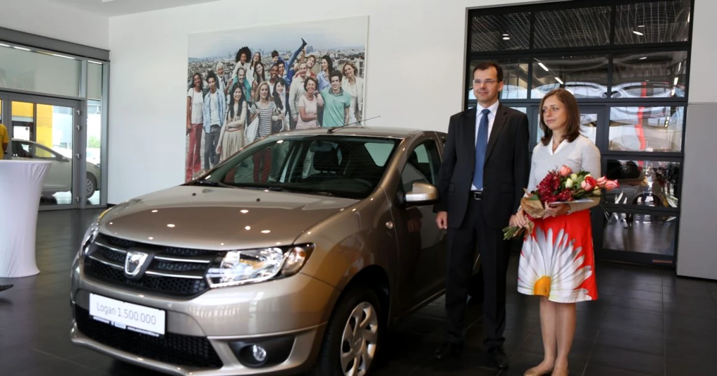 Cumpărătorul autoturismului Dacia Logan cu numărul 1.500.000 este din Bucureşti FOTO Dacia Group