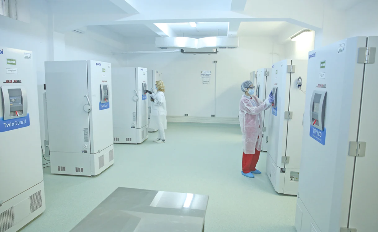 
    Centrul Naţional de stocare a vaccinurilor - o cameră cu 10 frigidere care menţin o temperatura de -80ºCFoto: MApN  