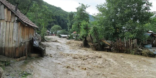 Viitura a făcut ravagii în judeţul Vâlcea. Zeci de oameni au fost salvaţi din calea apelor cu elicopterele