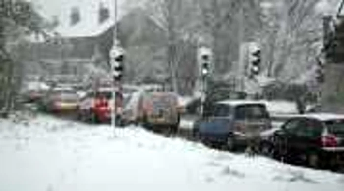 Zăpada căzută în ultimele zile îngreunează traficul rutier (foto: Huffinton Post)
