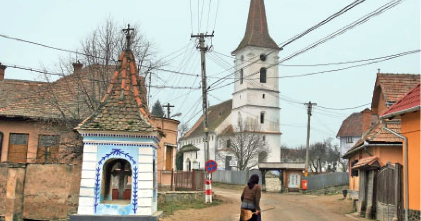 Sibielul s-a pustiit parcă după  ce preotul a plecat din sat, iar lacătele zăvorăsc uşa bisericii