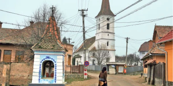Sibielul s-a pustiit parcă după  ce preotul a plecat din sat, iar lacătele zăvorăsc uşa bisericii