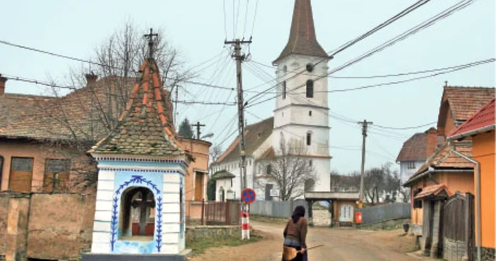 Sibielul s-a pustiit parcă după ce preotul a plecat din sat, iar lacătele zăvorăsc uşa bisericii